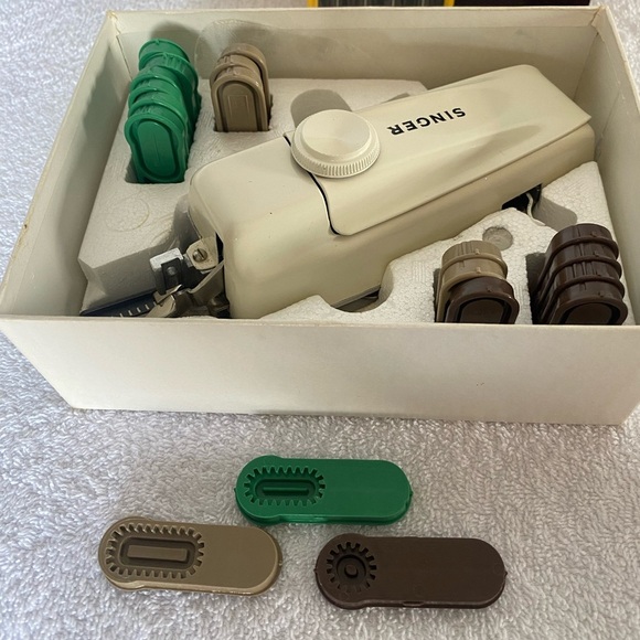 Singer Professional Buttonholer for Slant Needle Zig-Zag Sewing Machines - Picture 6 of 10